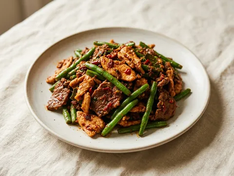 Illustration — prik khing: chicken and beef with green beans in spicy herbal sauce.